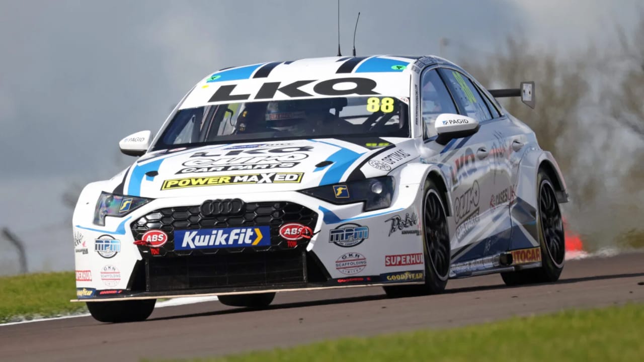 Donington Park (National) Race 1 - race scene