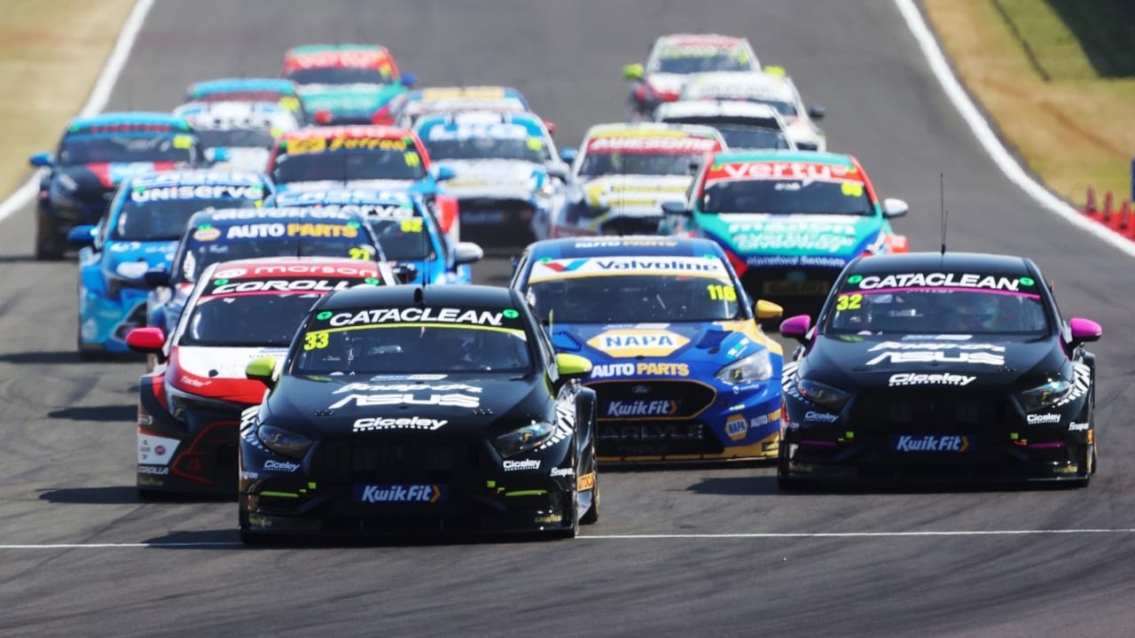 Donington Park GP Race 1 - race scene