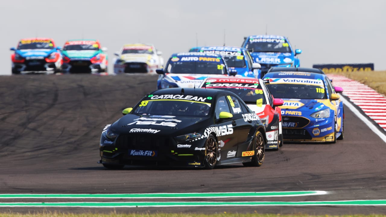 Donington Park GP Race 3 - race scene