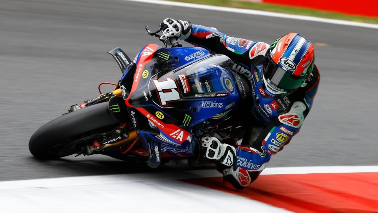 Cadwell Park Race 1 - race scene