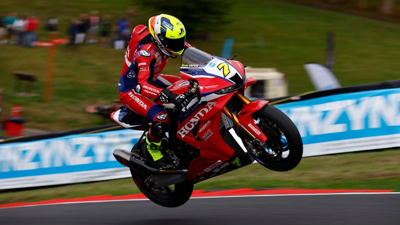 Cadwell Park Race 2 - race scene