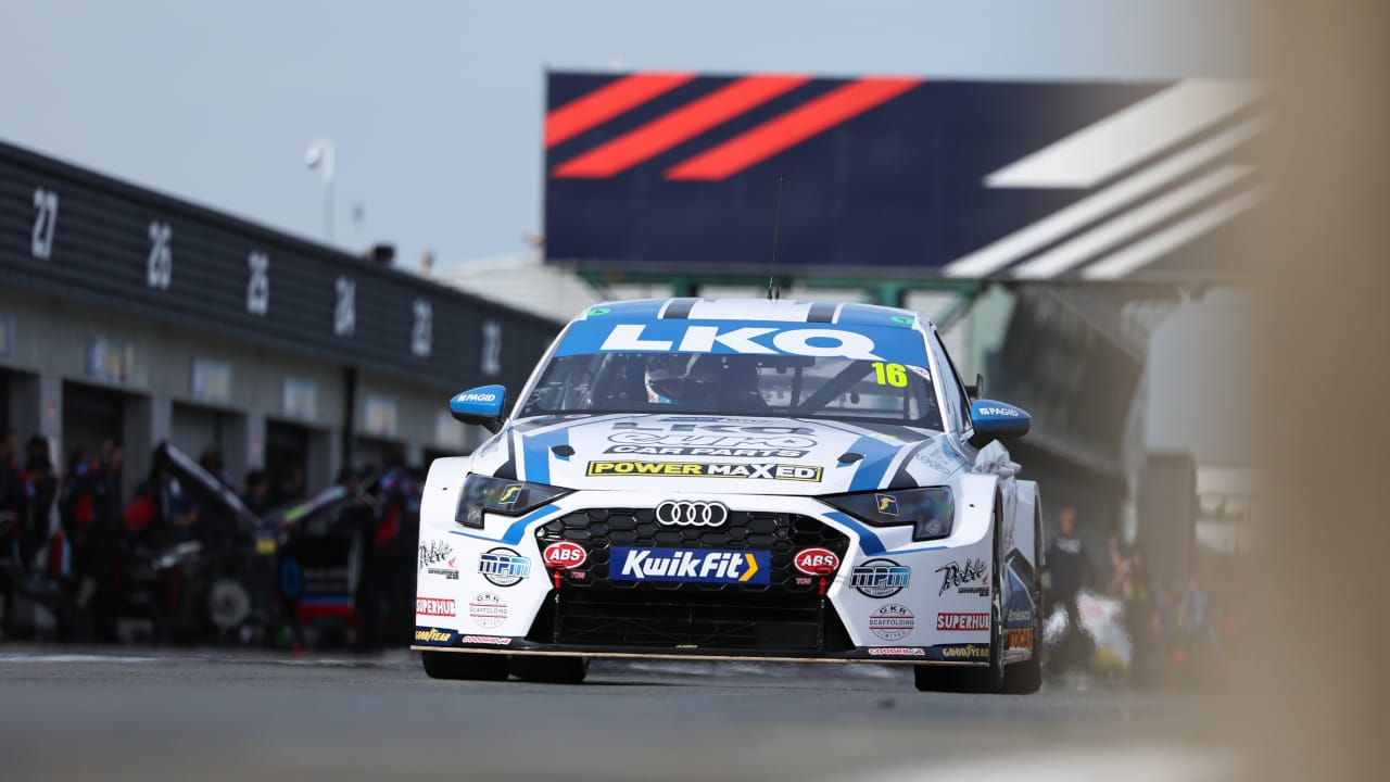 Silverstone (National) Race 1 - race scene