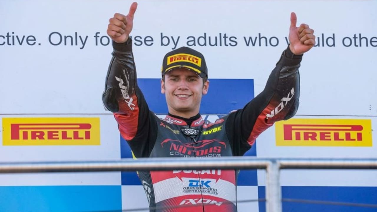 Donington Park GP Race 2 - race scene