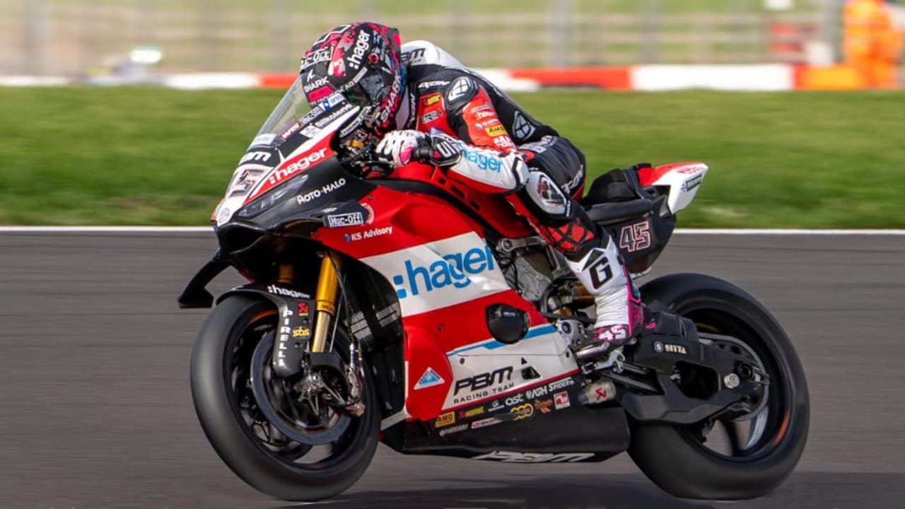 Donington Park GP Race 3 - race scene
