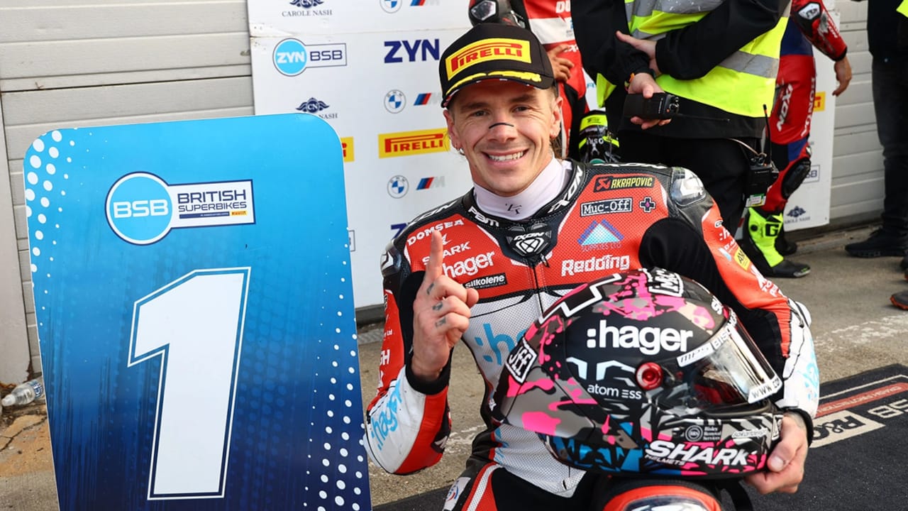 Brands Hatch GP Race 1 - race scene